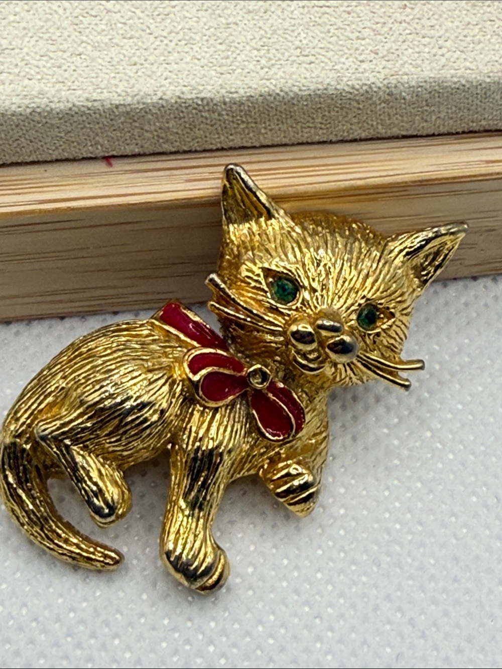 Vintage Gold-Tone Cat Brooch with Red Bow and Green Eyes signed - Picture 2 of 12